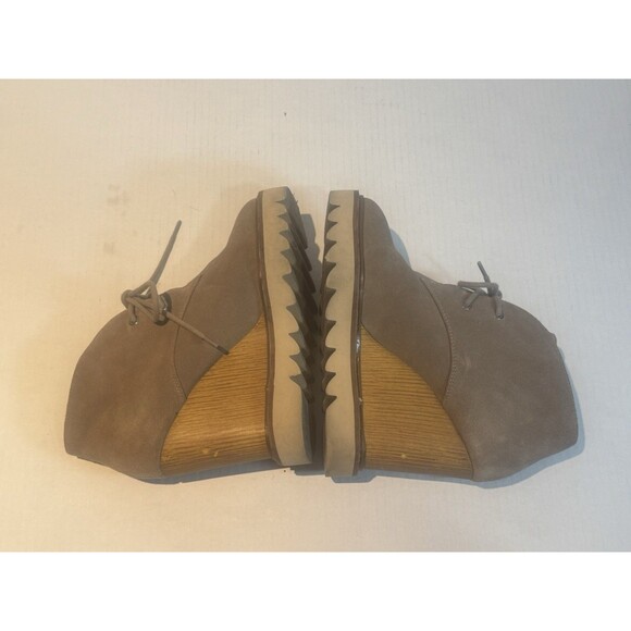BCBG Taupe/Khaki Suede Lace-Up Wedge Ankle Booties Shoes Women's Size 6/6.5 - Picture 5 of 7